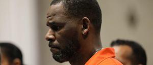 Der Ex-Musiker R. Kelly vor Gericht in New York.