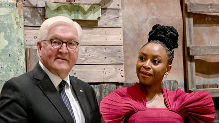 Bundespräsident Frank-Walter Steinmeier und Chimamanda Ngozi Adichie bei den Ausstellungseröffnungen im Berliner Schloss. Foto: Britta Pedersen/dpa-Zentralbild / Pool/dpa +++ dpa-Bildfunk +++