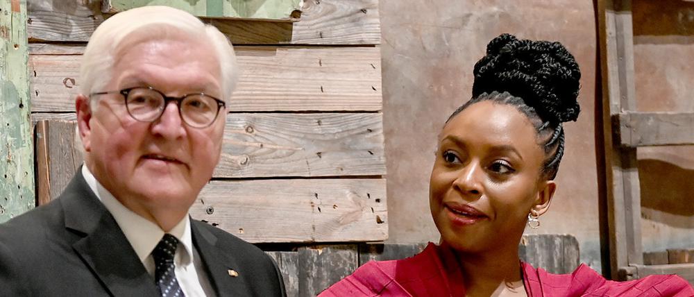 Bundespräsident Frank-Walter Steinmeier und Chimamanda Ngozi Adichie bei den Ausstellungseröffnungen im Berliner Schloss. Foto: Britta Pedersen/dpa-Zentralbild / Pool/dpa +++ dpa-Bildfunk +++