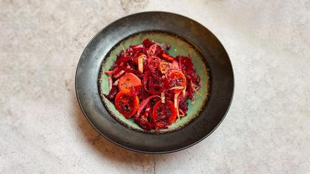 Sonntagsbraten aus Sellerie, Wintersalat mit Kumquat, Backkartoffeln mit Topinambur: Sophia Giesecke und Uri Triest posten auf Instagram und Tiktok kreative vegetarische und vegane Gerichte. 