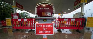 Ein Schild an einer Tankstelle in Manchester verweist auf eine kommende Lieferung. 