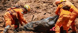 Dammbruch von Brumadinho im Januar 2019: Rettungskräfte bergen ein Opfer aus dem Schlamm.
