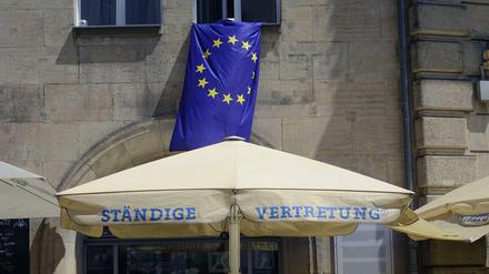 Kölschophile können beim Public Viewing in der Ständigen Vertretung gemeinsam die Wahlnacht verbringen - mit Kanzlerfilet und Kölsch.