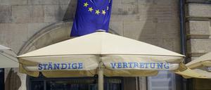 Kölschophile können beim Public Viewing in der Ständigen Vertretung gemeinsam die Wahlnacht verbringen - mit Kanzlerfilet und Kölsch.