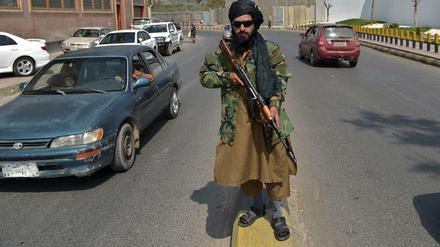 Ein Taliban-Kämpfer kontrolliert eine Straße in Kabul.