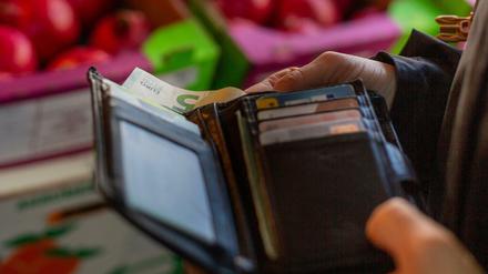 Immer weniger Kaufkraft im Portemonnaie? Die Volkswirte sind optimistisch, dass die Inflationsrate nicht dauerhaft hoch sein wird. 