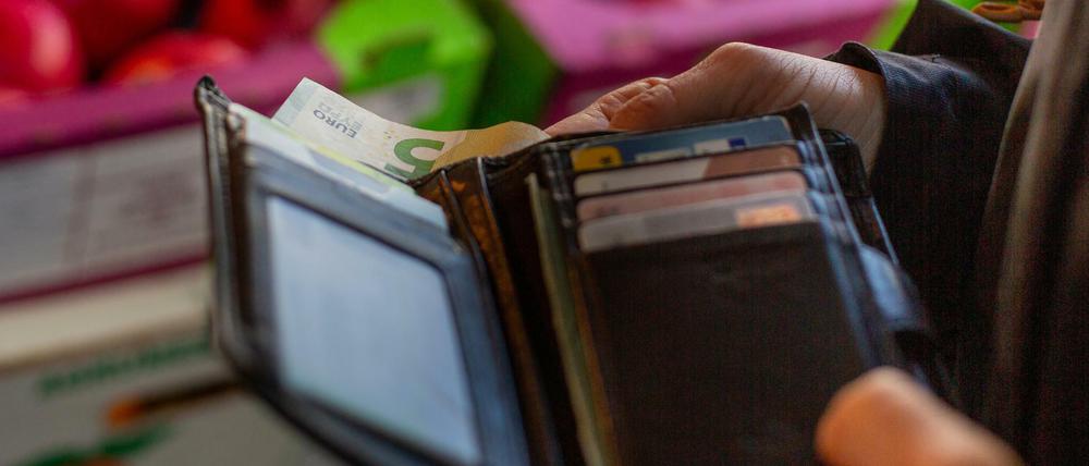 Immer weniger Kaufkraft im Portemonnaie? Die Volkswirte sind optimistisch, dass die Inflationsrate nicht dauerhaft hoch sein wird.