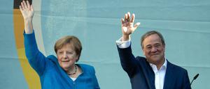 Bundeskanzlerin Angela Merkel (CDU) und Armin Laschet, Bundesvorsitzender der CDU, Spitzenkandidat seiner Partei und Ministerpräsident von Nordrhein-Westfalen, stehen auf der Bühne bei einem gemeinsamen Wahlkampfauftritt.