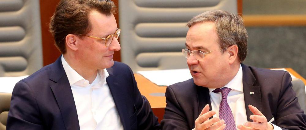 Der nordrhein-westfälische Verkehrsminister Hendrik Wüst (CDU, l) und Ministerpräsident Armin Laschet (CDU).