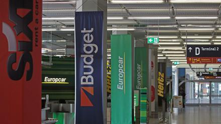 Die Schalter verschiedener Mietwagen-Anbieter am Flughafen Köln Bonn.