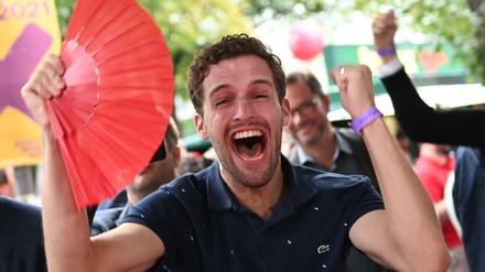 SPD-Anhänger freut sich über die ersten Ergebnisse seiner Partei bei der Bundestagswahl.