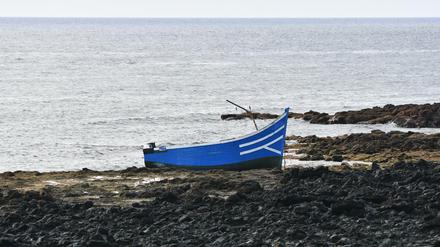 Ein Boot, mit dem Migranten Spanien erreicht haben, liegt am Strand von Las Caletas auf Lanzarote.