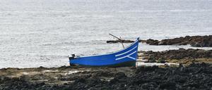 Ein Boot, mit dem Migranten Spanien erreicht haben, liegt am Strand von Las Caletas auf Lanzarote.