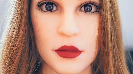Doppelgängerin. Unter dem Titel „Repräsentantin“ schlüpft Louisa Clement in die Rolle einer Sexpuppe.