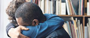 Gegen die Konventionen. Die Kuratorin Monika (Ursula Strauss) und der Geschäftsmann Joseph (Passi Balende).