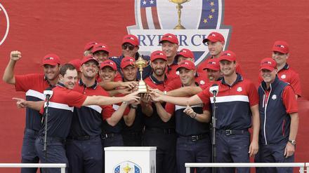 Kleiner Pokal, große Freude. Der Ryder Cup geht wieder an Team USA.