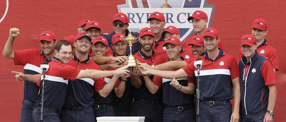 Kleiner Pokal, große Freude. Der Ryder Cup geht wieder an Team USA.