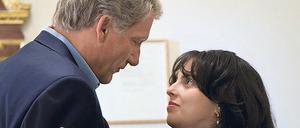 "Der Präsident hat mich geküsst.“: Bill Clinton (Clive Owen) und die Praktikantin Monica Lewinsky (Beanie Feldstein) im Oval Office. 