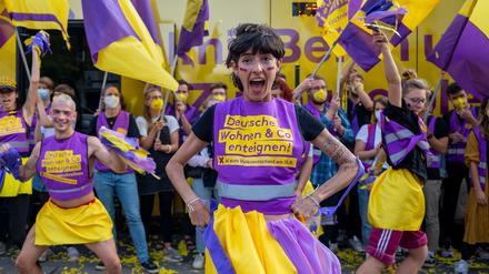 Jahrelang hat die Initiative „Deutsche Wohnen und Co. enteignen“ für den Volksentscheid gekämpft. Mit Erfolg: Am Sonntag wurde in Tempelhof gefeiert.