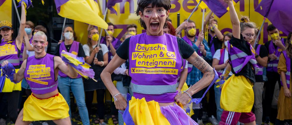 Jahrelang hat die Initiative „Deutsche Wohnen und Co. enteignen“ für den Volksentscheid gekämpft. Mit Erfolg: Am Sonntag wurde in Tempelhof gefeiert.