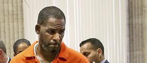 US-Sänger R. Kelly wendet sich während einer Anhörung im Leighton Criminal Court Building am 17.09.2019 in Chicago. Im Missbrauchsprozess gegen R. Kelly haben die Geschworenen eines Gerichts in New York den früheren Pop-Superstar der sexuellen Ausbeutung Minderjähriger, Kidnapping und Bestechung für schuldig befunden.
