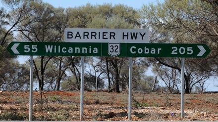 Ein Schild auf dem Barrier Highway weist den Weg nach Cobar und Wilcannia.