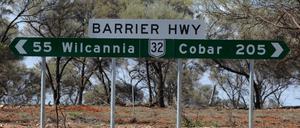 Ein Schild auf dem Barrier Highway weist den Weg nach Cobar und Wilcannia.