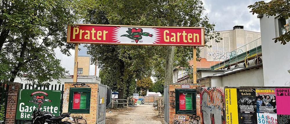 Das Schild über dem Eingang des Prater-Biergartens in der Kastanienallee.