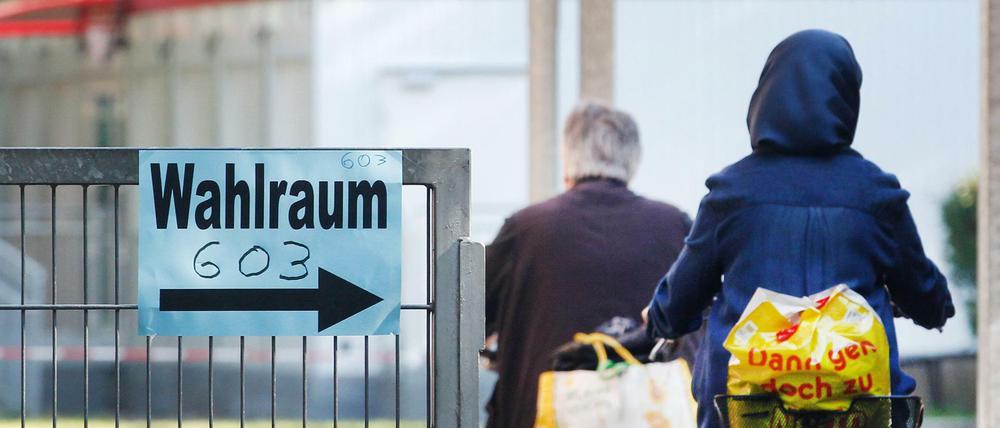 Weil sie ein Kopftuch sowie eine Maske trug, wurde eine Frau in einem Wahllokal zur Bundestagswahl zunächst abgewiesen (Symbolbild).