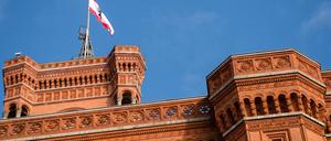 Eine Fahne mit dem Wappen von Berlin weht auf dem Roten Rathaus.