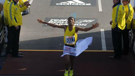Haile Gebrselassie lief in den Jahren 2007 (2:04:26 Stunden) und 2008 (2:03:59) jeweils in Weltrekordzeit im Ziel ein. 