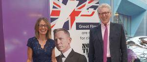 Great Movie. Die britische Botschafterin Jill Gallard und ZDF-Moderator Theo Koll beim Empfang zu Ehren von James Bond.