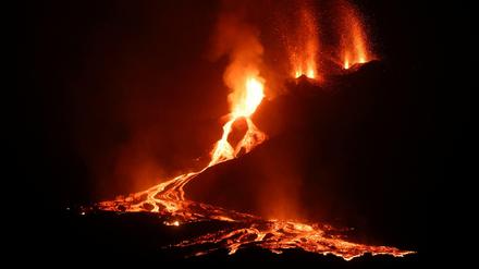 Immer weitere Krater öffnen sich im Vulkangebirge Cumbre Vieja, aus denen Lava den Berghang hinunterfließt. Das Dorf Todoque wurde weggerissen.
