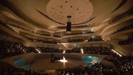 Der Schriftsteller Ferdinand von Schirach liest im Rahmen des 13. Harbour Front Literaturfestivals auf der Bühne im Großen Saal der Elbphilharmonie. Mit ihm auf der Bühne ist der Pianist William Youn.  