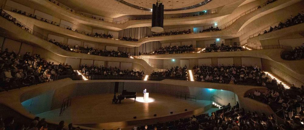 Der Schriftsteller Ferdinand von Schirach liest im Rahmen des 13. Harbour Front Literaturfestivals auf der Bühne im Großen Saal der Elbphilharmonie. Mit ihm auf der Bühne ist der Pianist William Youn.  