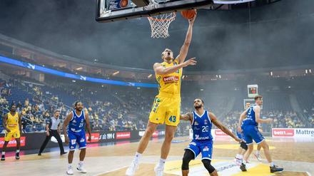 Locker. Bei Alba war gegen Frankfurt fast jeder Wurf ein Treffer. Hier hat Luke Sikma besonders leichtes Spiel.