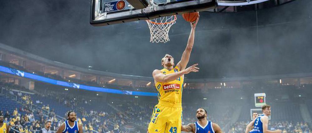 Locker. Bei Alba war gegen Frankfurt fast jeder Wurf ein Treffer. Hier hat Luke Sikma besonders leichtes Spiel.