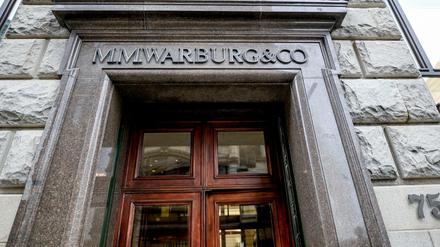Der Haupteingang des Warburg-Bankhauses in Hamburg.