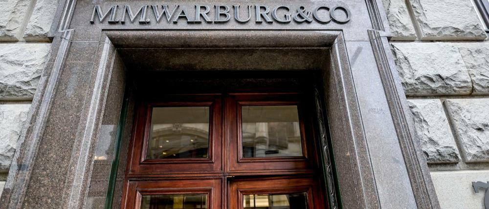 Der Haupteingang des Warburg-Bankhauses in Hamburg.