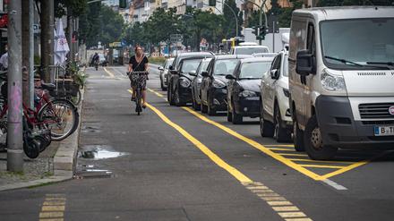 Die Kantstraße wurde im Zuge der sogenannten Verkehrswende auf fast der gesamten Länge mit einem Radweg ausgestattet. 