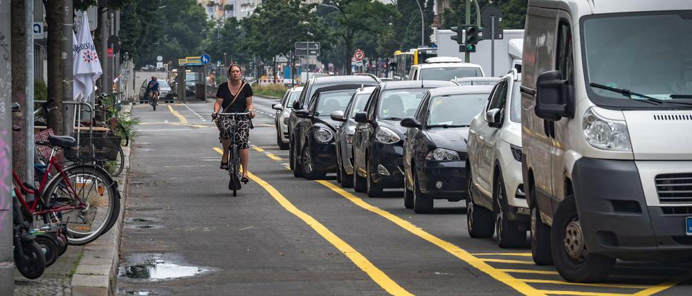 Die Kantstraße wurde im Zuge der sogenannten Verkehrswende auf fast der gesamten Länge mit einem Radweg ausgestattet. 