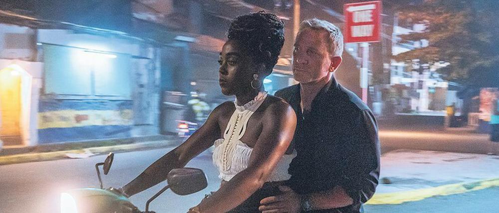 James Bond (Daniel Craig) kennt seinen Platz hinter der neuen 007 Nomi (Lashana Lynch).