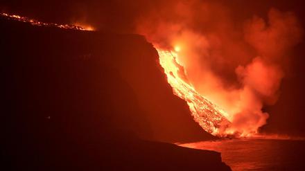Eine gute Woche nach dem Vulkanausbruch auf der spanischen Kanareninsel La Palma ergießen sich die um die 1000 Grad heißen Lavaströme in das Meer.