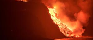 Eine gute Woche nach dem Vulkanausbruch auf der spanischen Kanareninsel La Palma ergießen sich die um die 1000 Grad heißen Lavaströme in das Meer.