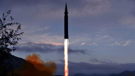 Dieses von der nordkoreanischen Regierung zur Verfügung gestellte Foto zeigt eine nach nordkoreanischen Angaben neue Hyperschallrakete.