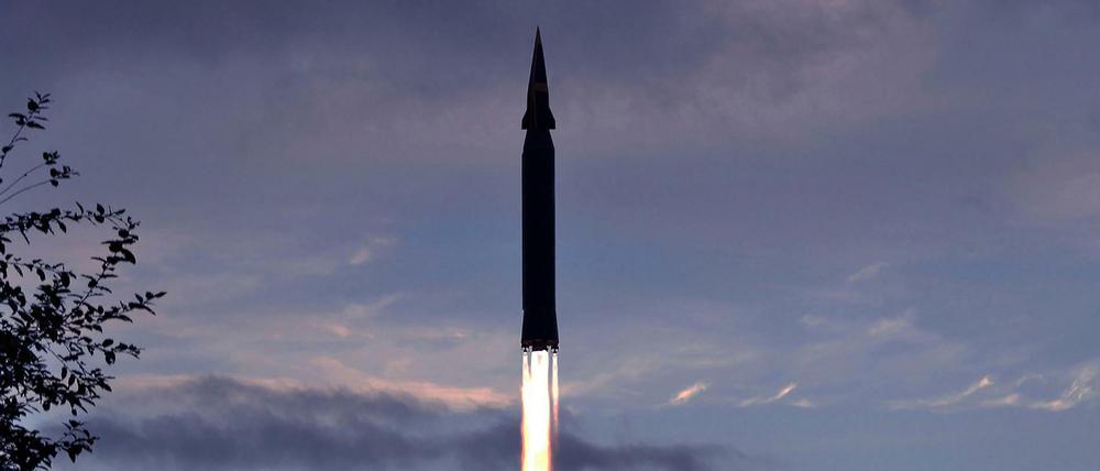 Dieses von der nordkoreanischen Regierung zur Verfügung gestellte Foto zeigt eine nach nordkoreanischen Angaben neue Hyperschallrakete.