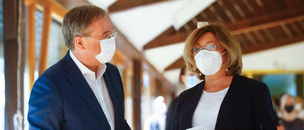 Deutschlands CDU-Chef und Kanzlerkandidat Armin Laschet und seine Frau Susanne Laschet in einem Wahllokal in Aachen.