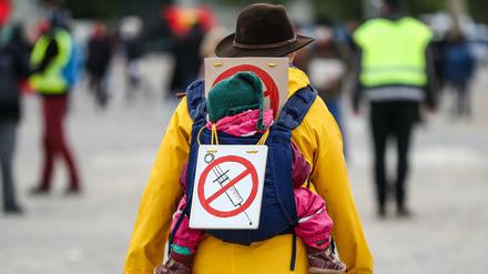 Eine Teilnehmerin einer Protestkundgebung der Initiative «Querdenken».