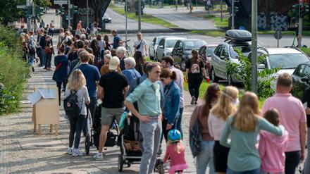Zahlreiche Menschen warteten in einer langen Schlange vor den Wahllokalen im Tiergarten Gymnasium in der Altonaer Straße in Berlin.
