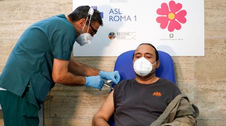 Impfung in einer Station des öffentlichen Gesundheitssystems in Rom.